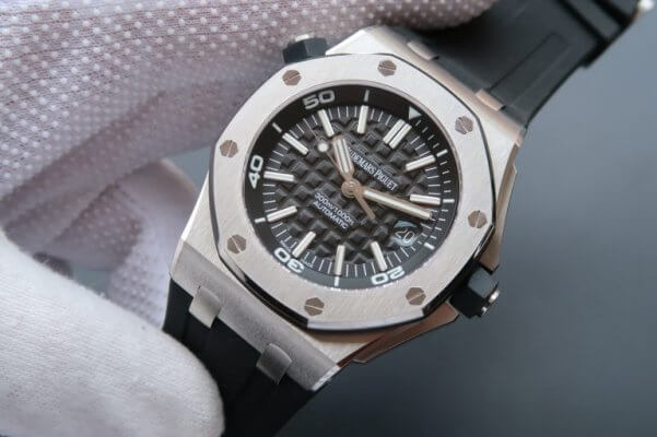 J12 ra m t phi n b n V9.5 c a ng h Audemars Piguet ROO Diver 15703