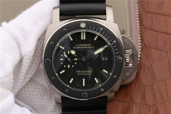 ng h Panerai PAM 389 Luminor Submersible Titanium Super Fake